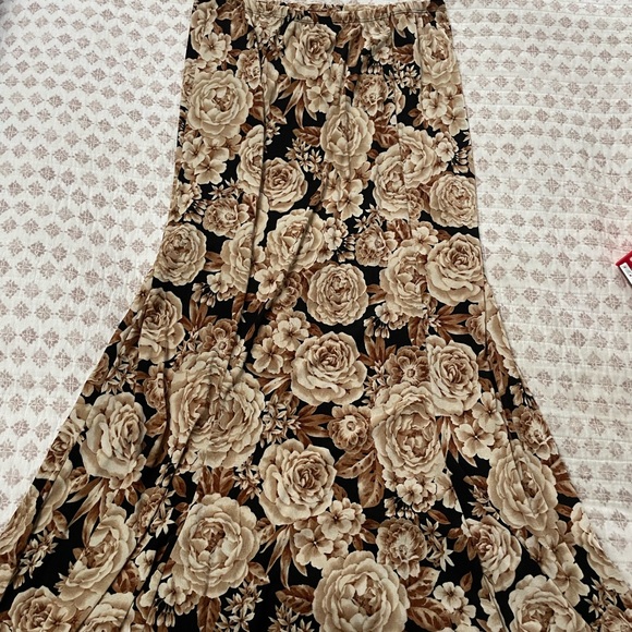 Dresses & Skirts - Vintage Sz 10/12 or M/L floral maxi skirt! So beautiful